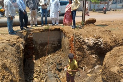 17 लाख लीटर की नई पानी टँकी से पटरी पार में होगा जलसंकट-पटरीपार इंटर कनेक्शन पाइप लाइन के कार्य को देखने पहुँचे विधायक