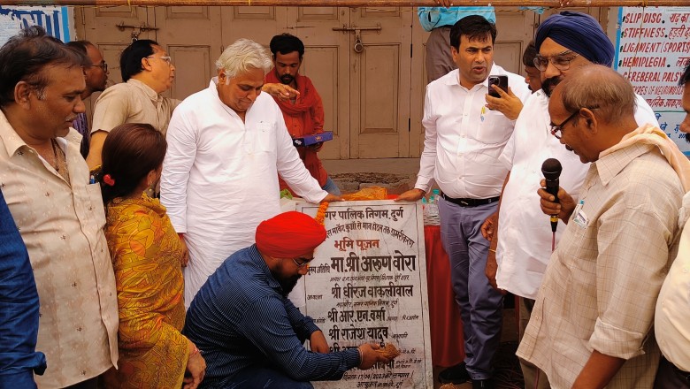18 लाख की लागत डामरीकरण कार्य प्रारंभ, विधायक अरुण वोरा व महापौर ने किया भूमिपूजन :