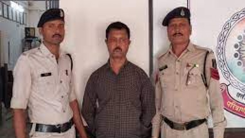 दुर्ग में नाबालिग लड़की से छेड़छाड़ करने वाले मनचले आरोपी को सड़क पर की जमकर धुनाई हुई।
