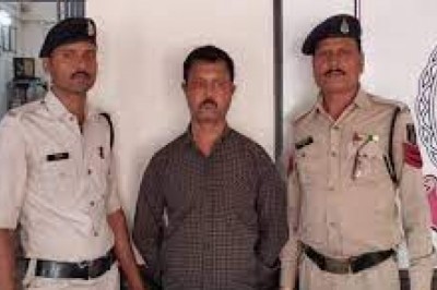 दुर्ग में नाबालिग लड़की से छेड़छाड़ करने वाले मनचले आरोपी को सड़क पर की जमकर धुनाई हुई।