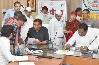 कलेक्टर ने सहानुभूतिपूर्वक सुनी नागरिकों की समस्याएं :