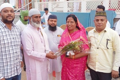रोजा इफ्तियार में शरीक होकर महापौर श्रीमती हेमा सुदेश देशमुख ने रमजान की सभी मुस्लिम समाज  के लोगों को दी बधाई