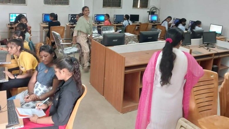 जिला प्रशासन द्वारा संचलित किया जा रहा कम्प्यूटर मोर संगवारी अभियान :