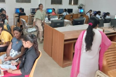 जिला प्रशासन द्वारा संचलित किया जा रहा कम्प्यूटर मोर संगवारी अभियान :