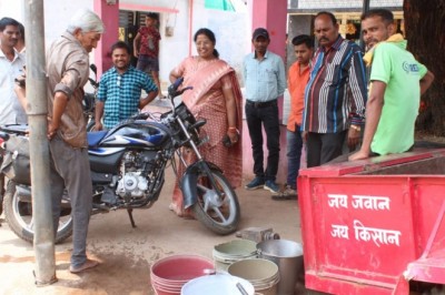 मोहारा बस्ती में बिजली, पानी, सफाई कार्य का महापौर ने लिया जायजा :
