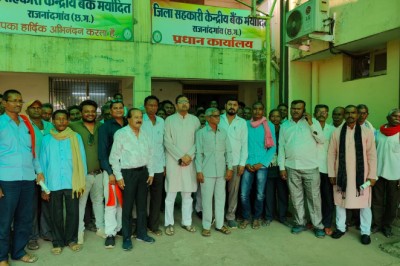 छुरिया के किसान फसल बीमा की राशि दिलाने को लेकर नवाज से मिले