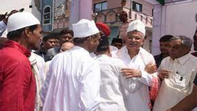 ईदगाह भाठा मस्जिद में पहुंचे मुख्यमंत्री भूपेश बघेल, नमाजियों से गले लगकर दी ईद की बधाई…