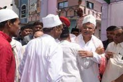 ईदगाह भाठा मस्जिद में पहुंचे मुख्यमंत्री भूपेश बघेल, नमाजियों से गले लगकर दी ईद की बधाई…