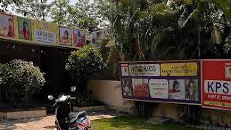 KPS प्रबंधन की लापरवाही:स्कूल से बाहर चली गई तीन साल की बच्ची, टीचर से लेकर स्टाफ तक बेसुध, परिजन भड़के