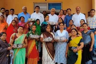 विधायक-महापौर ने विभिन्न वार्डों के लिए बर्तन बैंक का किया शुभारंभ,साथ ही स्व सहायता  महिलाओं को रोजगार मिल सकेगा तथा उनकी आय में वृद्धि हो सकेगा