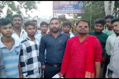 प्रखंड जेवरा सिरसा क्षेत्र में हो रहे जुआ सट्टा बंद किया जाय इस पर बजरंगदल ने चौकी प्रभारी को सौपा ज्ञापन