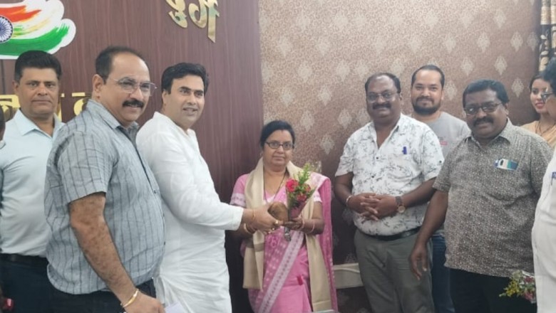 महापौर ने श्रीफल स्मृति चिह्न शाल भेंट कर मुख्य लिपिक संध्या वर्मा की सेवानिवृत्ति पर पूरे सम्मान के साथ दी विदाई: