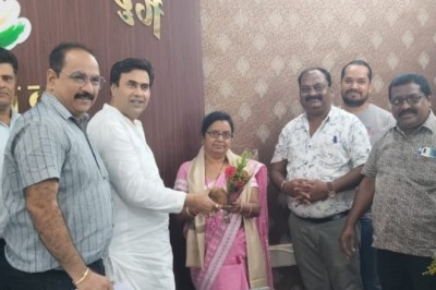 महापौर ने श्रीफल स्मृति चिह्न शाल भेंट कर मुख्य लिपिक संध्या वर्मा की सेवानिवृत्ति पर पूरे सम्मान के साथ दी विदाई: