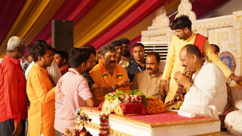 विश्व विख्यात पंडित प्रदीप मिश्रा जी की कथा सुनने सपरिवार पहुंचे महापौर नीरज पाल, शिव पुराण में हुए लीन :