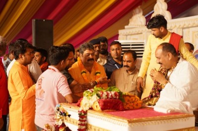 विश्व विख्यात पंडित प्रदीप मिश्रा जी की कथा सुनने सपरिवार पहुंचे महापौर नीरज पाल, शिव पुराण में हुए लीन :