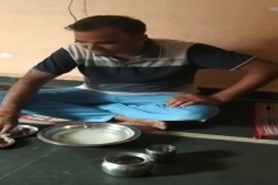 जिला कांग्रेस महामंत्री चुम्मन साहू ने श्रम  दिवस पर खाई बोरे बासी चुम्मन साहू ने कहा बोरे बासी तिहार मनाकर मुख्यमंत्री ने बढ़ाया मजदूरों का सम्मान