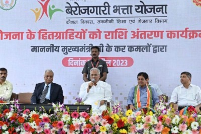 मुख्यमंत्री  भूपेश बघेल ने वर्चुअल कार्यक्रम के माध्यम से बेरोजगारी भत्ता राशि अंतरित कर युवाओं को दी शुभकामनाएं :