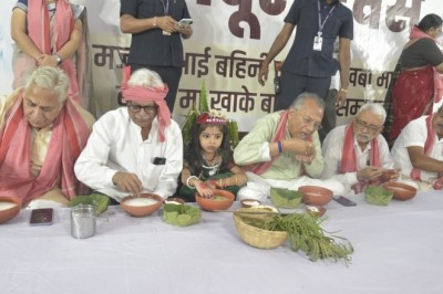 अंतर्राष्ट्रीय श्रमिक दिवस के अवसर पर विभिन्न जनप्रतिनिधि, कलेक्टर और एसपी ने लिया बोरे बासी का स्वाद :