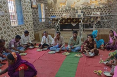 भर्रेगांव  के सरपंच एकता चंद्राकर ने बोरे बासी खाकर मनाया मजदूर दिवस :