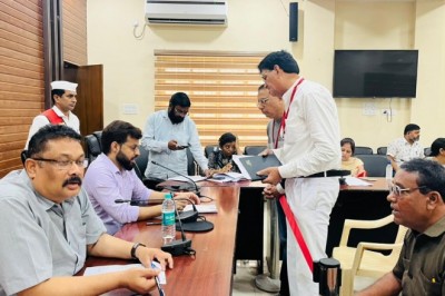 नित्या माईन्स में लगे क्रेशर मशीन से होने वाले वायु प्रदूषण के लिए कलेक्टर से की शिकायत :