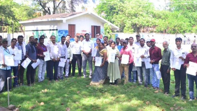 कलेक्टर ने किया कलेक्टोरेट गार्डन में चित्रकारी करने वाले चित्रकारों का सम्मान :