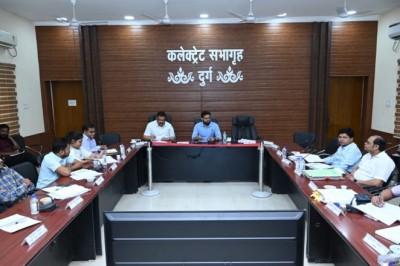 राजस्व प्रकरणों का निराकरण समय-सीमा में पूर्ण करें-कलेक्टर :