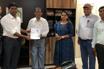 कलेक्टर ने सेवानिवृत्त शासकीय सेवक को प्रदान :