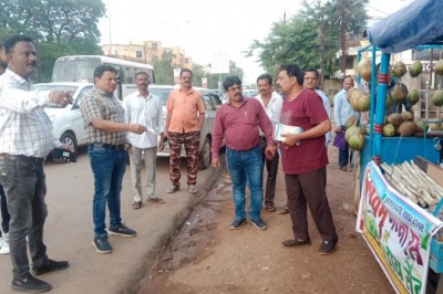 सड़क किनारे सामान फैलाकर व्यपार करने, एवं शहर की व्यवस्थाओं को बिगाड़ने वालों पर होगी कड़ी कार्यवाही: आयुक्त