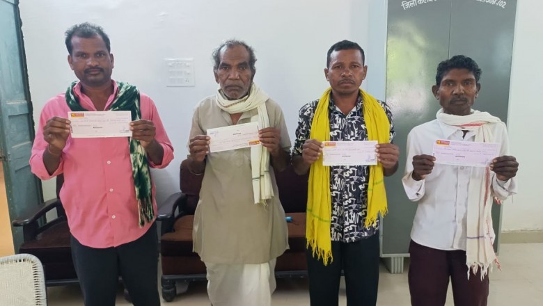 कलेक्टर के निर्देश पर ग्राम टाटेकसा के ग्रामीणों को भू-अर्जन की 6 लाख 26 हजार रूपए की मुआवजा राशि वितरित :