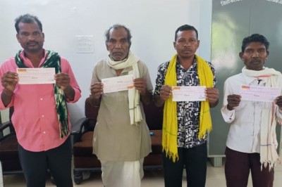 कलेक्टर के निर्देश पर ग्राम टाटेकसा के ग्रामीणों को भू-अर्जन की 6 लाख 26 हजार रूपए की मुआवजा राशि वितरित :