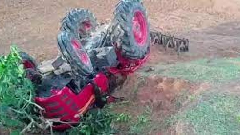 ट्रैक्टर पलटने से 2 बच्चों की मौत, 3 लोग गंभीर रूप से घायल