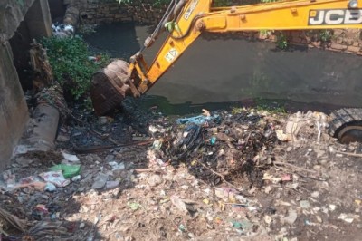 बारिश पूर्व नालों की सफाई के लिए जुटा निगम, विभिन्न संसाधनों के साथ सफाई कर्मचारी मैदान पर :