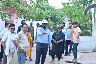 निगम को हैंडओवर कॉलोनियों का निगमायुक्त रोहित व्यास ने लिया जायजा, सफाई को लेकर मोहल्ले वासियों से लिए फीडबैक, सीवरेज लाइन का भी किया निरीक्षण :
