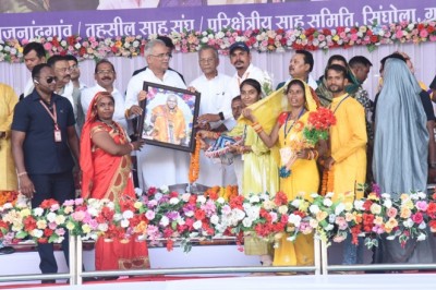 मां भानेश्वरी देवी का तैलचित्र भेंटकर, खुमरी पहनाकर मुख्यमंत्री भूपेश बघेल को सम्मानित किया :