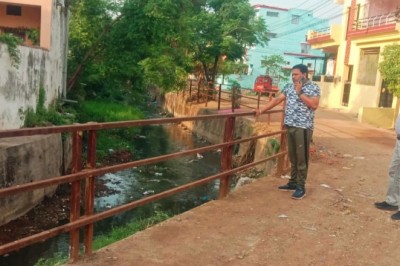 निगम कमिश्नर ने किया नाला सफाई कार्यों का निरीक्षण, कहा-बरसात के पहले और भी बेहतर ढंग से हो सफाई: