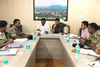 कलेक्टर ने अधिकारियों को दिए संवेदनशील और अतिसंवेदनशील मतदान केन्द्रों का निरीक्षण करने के निर्देश :