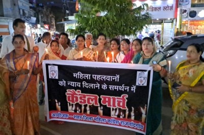 राजनांदगांव शहर महिला कांग्रेस अध्यक्ष माया शर्मा जी के नेतृत्व में 9 मई को दिल्ली जंतर मंतर में बैठी महिला: