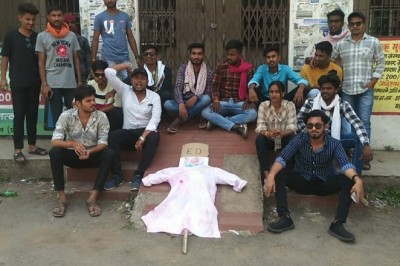 राजनांदगांव एनएसयूआई द्वारा प्रधानमंत्री नरेंद्र मोदी एवं ईडी का पुतला दहन कर विरोध जताया :