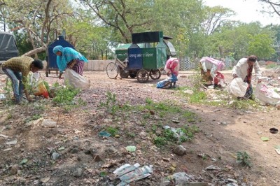 शहर से होने लगा कचरो का सफाया, सड़क व चौक चौराहों से झिल्ली,पन्नी एवं कचरे का हो रहा है उठाव: