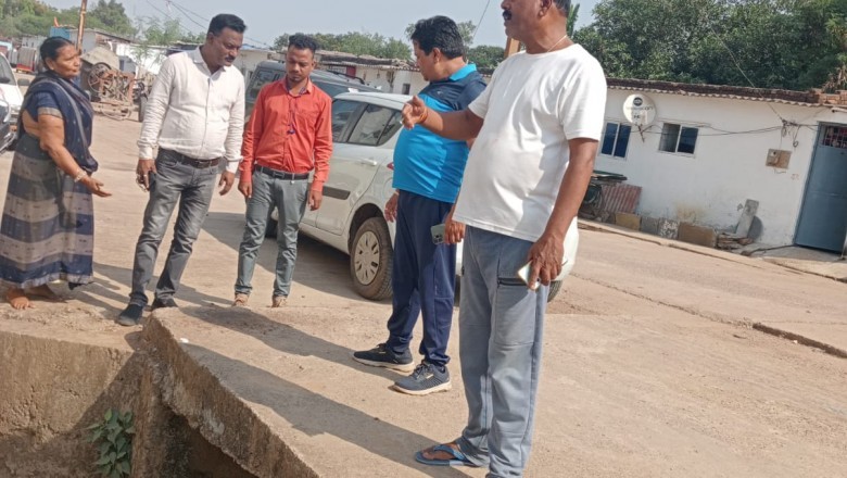 पूरे गली मोहल्ले में घूम - घूमकर आयुक्त लोकेश चन्द्राकर ने देखी सफाई व्यवस्था :