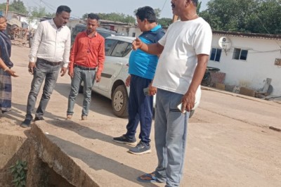 पूरे गली मोहल्ले में घूम - घूमकर आयुक्त लोकेश चन्द्राकर ने देखी सफाई व्यवस्था :