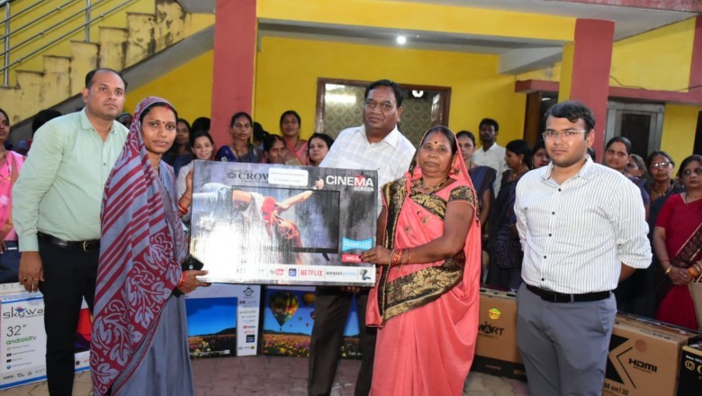 टेड़ेसरा क्षेत्र के सरपंचों ने आंगनबाड़ी केंद्रों के लिए दान की 32 स्मार्ट टीवी :