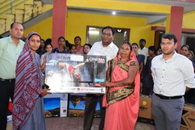 टेड़ेसरा क्षेत्र के सरपंचों ने आंगनबाड़ी केंद्रों के लिए दान की 32 स्मार्ट टीवी :