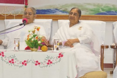 जीवन में दृढ़ता, सच्चाई, सादगी है तो परमात्मा हजार भुजाओं से सदा हाजिर है... राजयोगिनी कैलाश दादी गुजरात