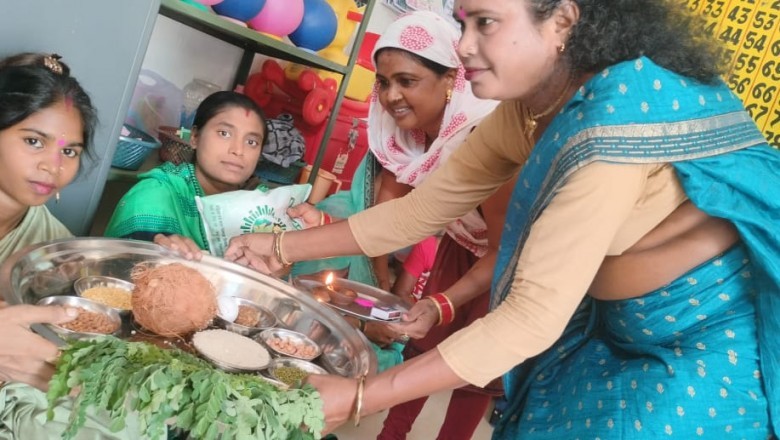 महिलाओं का गोद भराई का रसम किया : पार्षद श्रीमती पूर्णिमा नागदेवे जी द्वार :
