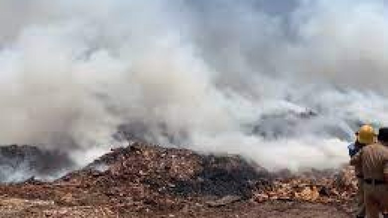 प्लाईवुड कंपनी में लगी भीषण आग: दमकल की 8 गाड़ियां दोपहर से आग बुझाने में जुटी हैं