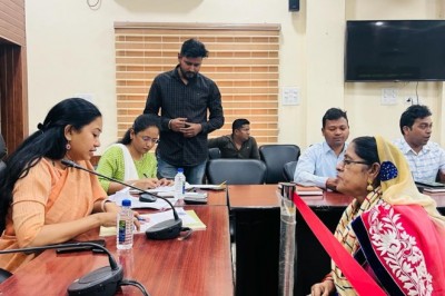 सेमरिया के बांधा तालाब में लगे बिजली के खंभे से ग्रामवासी चिंतित :