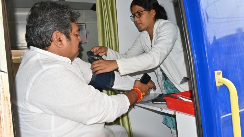 महापौर नीरज पाल ने मोबाइल मेडिकल यूनिट के स्वास्थ्य शिविर में हेल्थ चेकअप कराकर अन्य लोगों को भी स्वास्थ्य के प्रति जागरूकता का दिया संदेश :