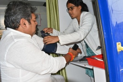 महापौर नीरज पाल ने मोबाइल मेडिकल यूनिट के स्वास्थ्य शिविर में हेल्थ चेकअप कराकर अन्य लोगों को भी स्वास्थ्य के प्रति जागरूकता का दिया संदेश :