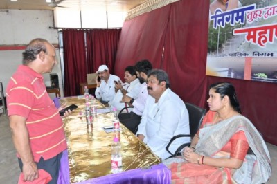 निगम तुहर द्वार अंतर्गत महापौर संग गोठ के तहत महापौर नीरज पाल ने वार्ड 4 नेहरू नगर का किया दौरा :